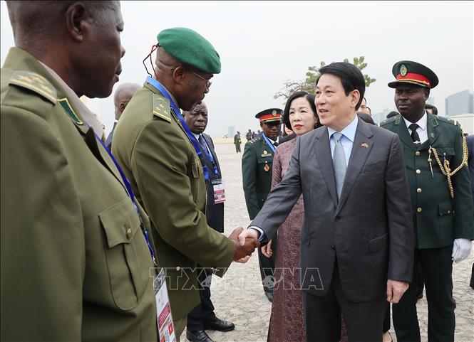 Chủ tịch nước Lương Cường và Phu nhân đến thăm Bảo tàng Lịch sử quân đội Angola. Ảnh: Lâm Khánh - TTXVN