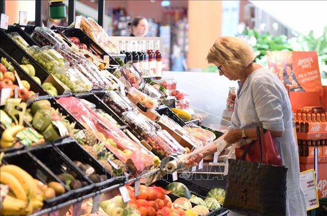 Khách hàng lựa chọn mua rau củ trong siêu thị tại Vienna, Áo, ngày 2/7/2025. Ảnh: THX/TTXVN