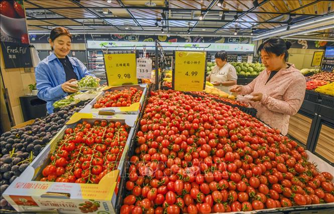 Khách hàng lựa chọn mua rau quả trong siêu thị tại thành phố Tuân Hóa, tỉnh Hà Bắc, Trung Quốc, ngày 9/6/2025. Ảnh: THX/TTXVN