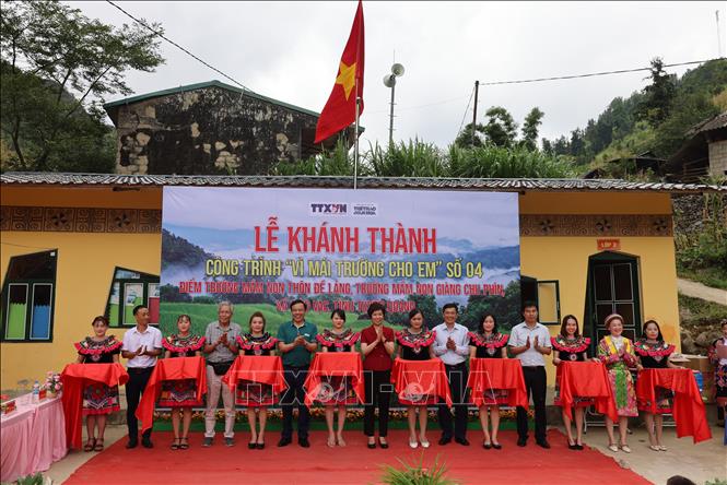 Lễ khánh thành và bàn giao phòng học mới tại điểm trường Mầm non Đề Lảng. Ảnh: Huy Thông - TTXVN