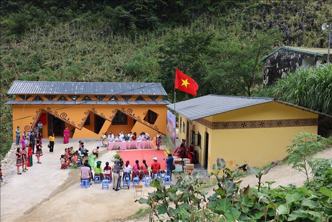 Lễ khánh thành và bàn giao phòng học mới tại điểm trường Mầm non Đề Lảng. Ảnh: Huy Thông - TTXVN
