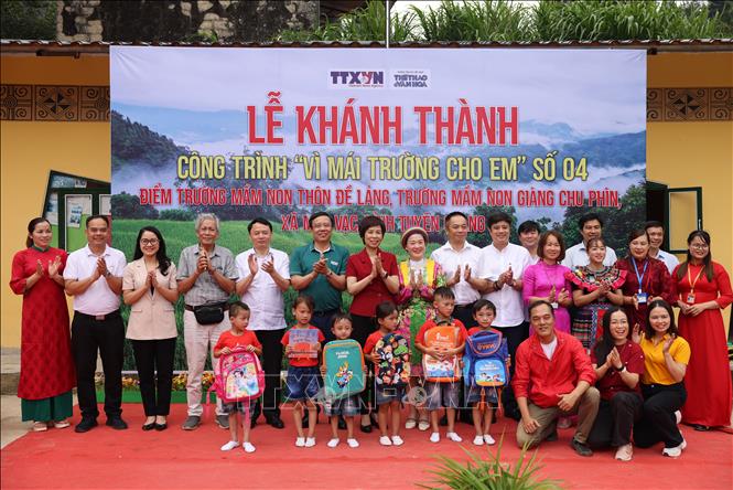 Bí thư Đảng ủy, Tổng Giám đốc TTXVN Vũ Việt Trang và Tổng biên tập Báo Thể thao và Văn hóa Nguyễn Thiện Thuật tặng quà cho trẻ em điểm trường Mầm non Đề Lảng. Ảnh: Huy Thông - TTXVN