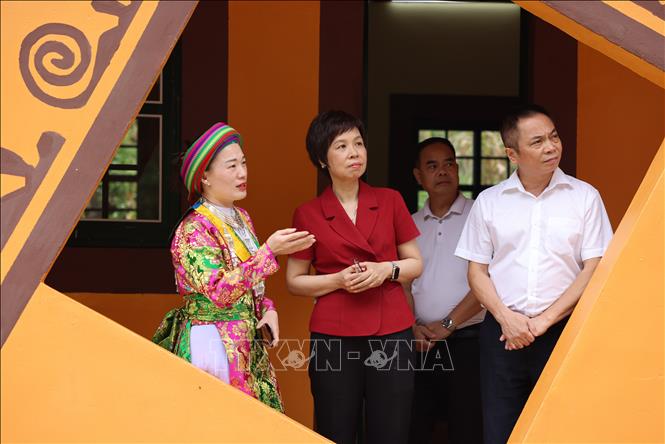 Bí thư Đảng ủy, Tổng Giám đốc TTXVN Vũ Việt Trang thăm lớp học mới được khánh thành. Ảnh: Huy Thông - TTXVN

