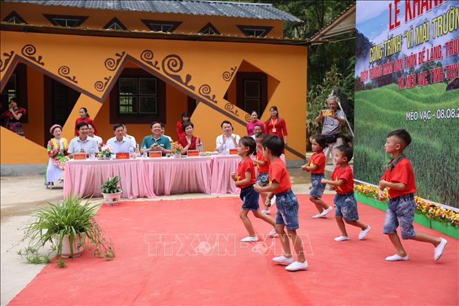 Tiết mục văn nghệ chào mừng của trẻ em điểm trường Mầm non Đề Lảng. Ảnh: Huy Thông - TTXVN