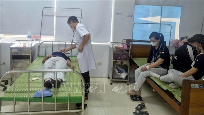 Các công nhân có cùng triệu chứng đau bụng, nôn, đi ngoài phải nhập viện, điều trị tại Bệnh viện đa khoa Tiền Hải (xã Ái Quốc, tỉnh Hưng Yên). Ảnh: TTXVN phát
