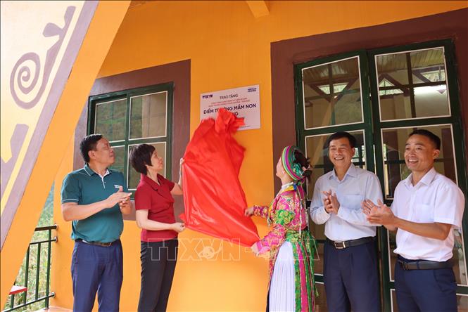 Tổng giám đốc TTXVN Vũ Việt Trang cùng các đại biểu thực hiện nghi thức khánh thành và bàn giao phòng học mới tại điểm trường Mầm non Đề Lảng. Ảnh: Huy Thông - TTXVN