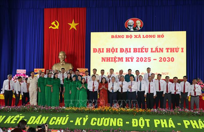 Lãnh đạo Tỉnh ủy Vĩnh Long chúc mừng Ban Chấp hành Đảng bộ xã Long Hồ nhiệm kỳ 2025-2030 ra mắt đại hội. Ảnh: Phạm Minh Tuấn-TTXVN