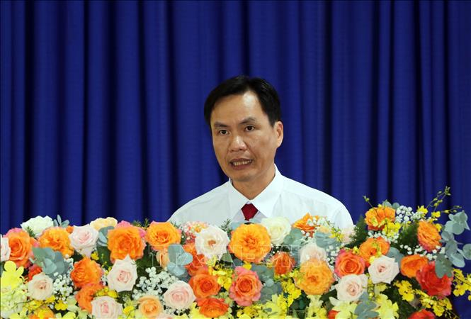 Bí thư Đảng ủy xã Long Hồ Trần Ngọc Bá Nhân phát biểu tại đại hội. Ảnh: Phạm Minh Tuấn-TTXVN