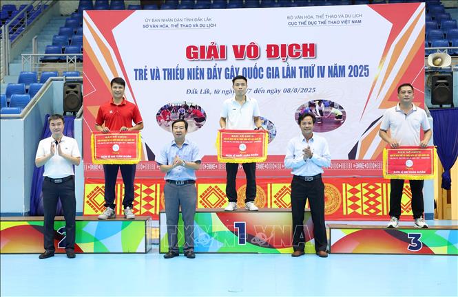 Trao giải Nhất, Nhì, Ba toàn đoàn cho các đơn vị đạt giải. Ảnh: Hoài Thu – TTXVN