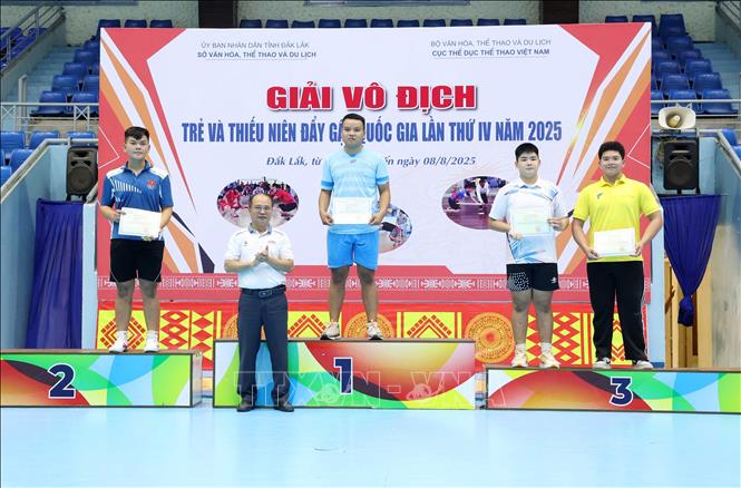 Trao thưởng cá nhân cho các vận động viên có thành tích cao. Ảnh: Hoài Thu – TTXVN