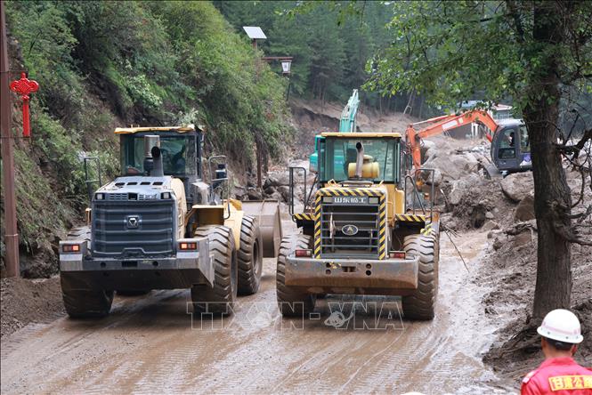 Công tác khắc phục hậu quả sau lũ quét tại tỉnh Cam Túc, Trung Quốc ngày 8/8/2025. Ảnh: THX/TTXVN