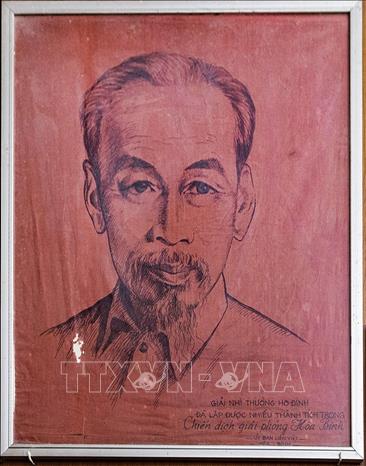 Phần thưởng cho dòng họ Đinh vì lập nhiều thành tích trong chiến dịch giải phóng Hòa Bình của UB Liên Việt Hòa Bình. Ảnh: Trọng Đạt-TTXVN