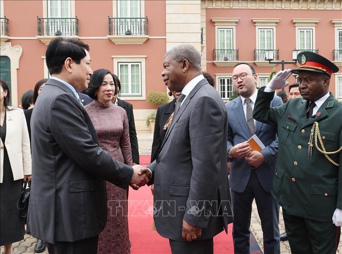 Tổng thống Angola João Manuel Gonçalves Lourenço và Phu nhân tiễn Chủ tịch nước Lương Cường và Phu nhân. Ảnh: Lâm Khánh – TTXVN