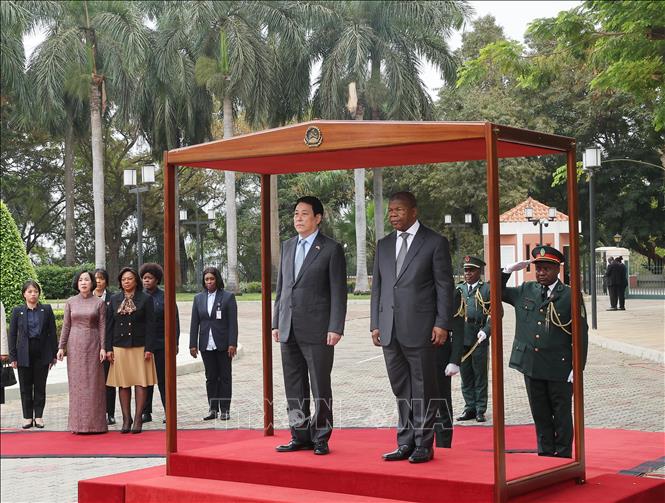 Chủ tịch nước Lương Cường và Tổng thống Angola João Manuel Gonçalves Lourenço trên bục danh dự tại lễ tiễn. Ảnh: Lâm Khánh - TTXVN 