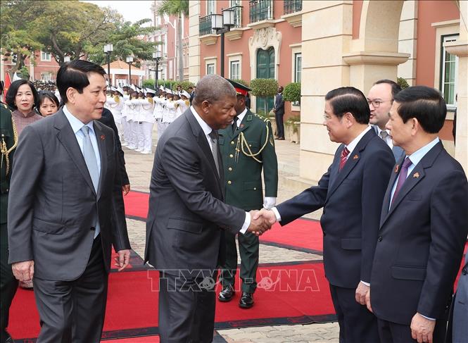 Tổng thống Angola João Manuel Gonçalves Lourenço và Phu nhân tiễn Chủ tịch nước Lương Cường, Phu nhân và các thành viên đoàn Việt Nam. Ảnh: Lâm Khánh – TTXVN