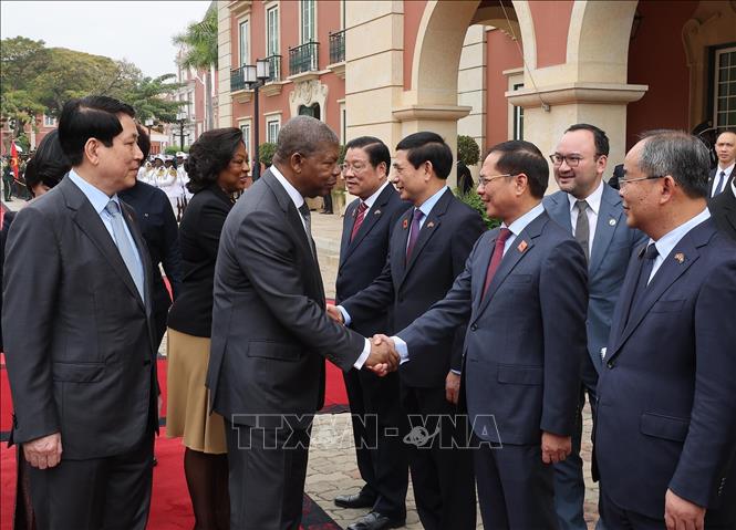 Tổng thống Angola João Manuel Gonçalves Lourenço và Phu nhân tiễn Chủ tịch nước Lương Cường, Phu nhân và các thành viên đoàn Việt Nam. Ảnh: Lâm Khánh – TTXVN