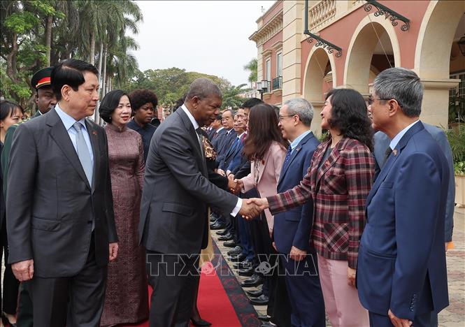 Tổng thống Angola João Manuel Gonçalves Lourenço và Phu nhân tiễn Chủ tịch nước Lương Cường, Phu nhân và các thành viên đoàn Việt Nam. Ảnh: Lâm Khánh – TTXVN