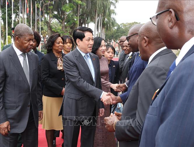 Tổng thống Angola João Manuel Gonçalves Lourenço và Phu nhân cùng các đại biểu tiễn Chủ tịch nước Lương Cường và Phu nhân. Ảnh: Lâm Khánh – TTXVN