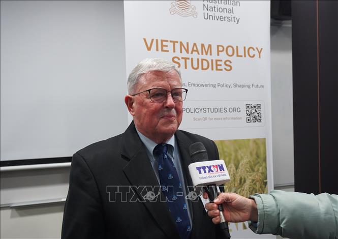 Giáo sư Carl Thayer, thuộc Học viện Quốc phòng Australia, Đại học New South Wales, trả lời phỏng vấn PV TTXVN tại Australia. Ảnh: Văn Linh - PV TTXVN tại Australia