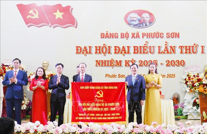 Ủy viên Ban Thường vụ Tỉnh ủy, Phó Chủ tịch Thường trực Ủy ban Mặt trận Tổ quốc Việt Nam tỉnh Đồng Nai Hà Anh Dũng tặng bức trướng chúc mừng Đại hội. Ảnh: Nhật Bình - TTXVN