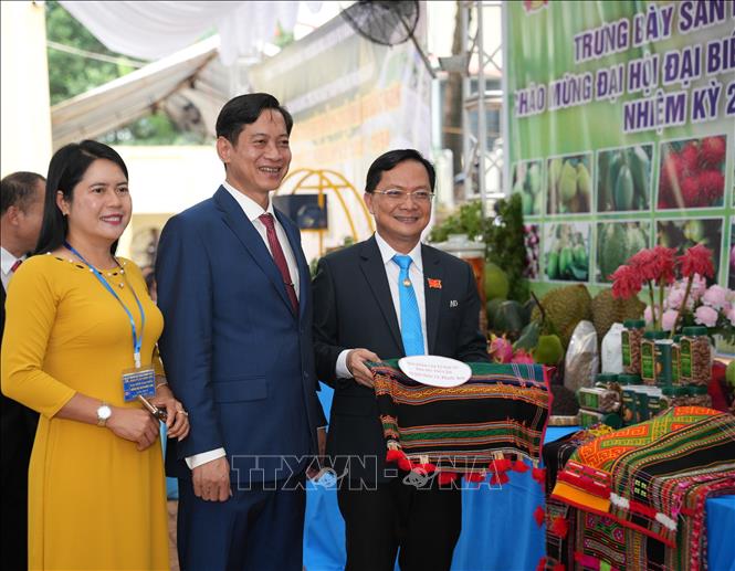 Các đại biểu tham quan các gian hàng trưng bày tại Đại hội. Ảnh: Nhật Bình - TTXVN