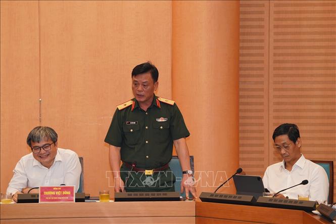 Thiếu tướng Đào Văn Nhận, Tư lệnh Bộ Tư lệnh Thủ đô Hà Nội phát biểu tại phiên họp. Ảnh: Nguyễn Cúc-TTXVN