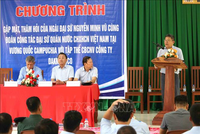 Đại sứ Nguyễn Minh Vũ thăm, làm việc với lãnh đạo, cán bộ, nhân viên, công nhân Công ty Phát triển Cao su Đắk Lắk - Mondulkiri, trên địa bàn tỉnh Mondulkiri, Campuchia. Ảnh: Huỳnh Thảo - PV TTXVN tại Campuchia 