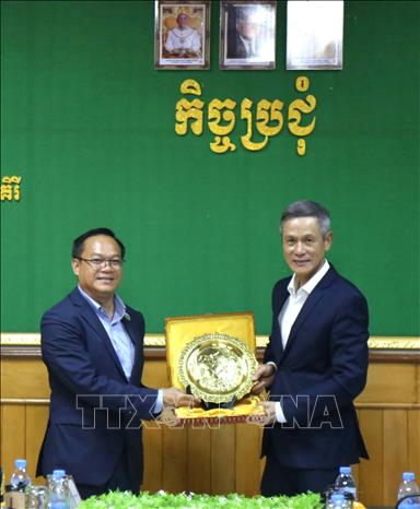 Đại sứ Nguyễn Minh Vũ (bên phải) và Tỉnh trưởng tỉnh Mondulkiri Thang Savun trao đổi tặng phẩm lưu niệm. Ảnh: Huỳnh Thảo - PV TTXVN tại Campuchia