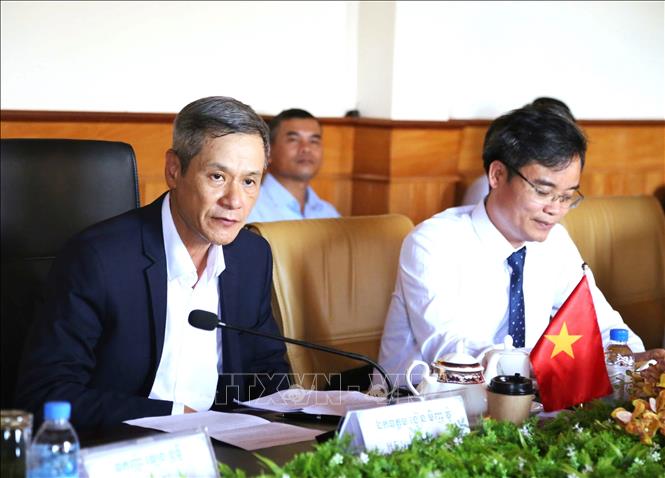 Đại sứ Nguyễn Minh Vũ phát biểu tại cuộc gặp, làm việc với Ban lãnh đạo Cơ quan hành chính tỉnh và các sở, ban ngành tỉnh Mondulkiri. Ảnh: Huỳnh Thảo - PV TTXVN tại Campuchia