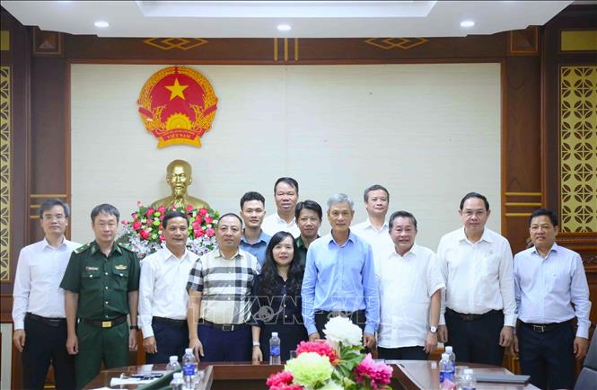Đoàn công tác Đại sứ quán Việt Nam tại Vương quốc Campuchia và lãnh đạo các đơn vị tại Cửa khẩu quốc tế Lệ Thanh (tỉnh Gia Lai, Việt Nam), đối diện với Cửa khẩu quốc tế Oyadav, tỉnh Ratanakiri, Campuchia. Ảnh: Huỳnh Thảo - PV TTXVN tại Campuchia