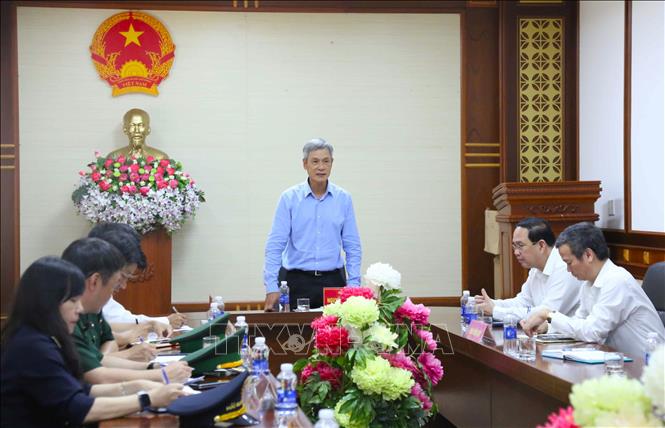 Đại sứ Nguyễn Minh Vũ làm việc với lãnh đạo các đơn vị tại Cửa khẩu quốc tế Lệ Thanh (tỉnh Gia Lai, Việt Nam), đối diện với Cửa khẩu quốc tế Oyadav, tỉnh Ratanakiri, Campuchia. Ảnh: Huỳnh Thảo - PV TTXVN tại Campuchia