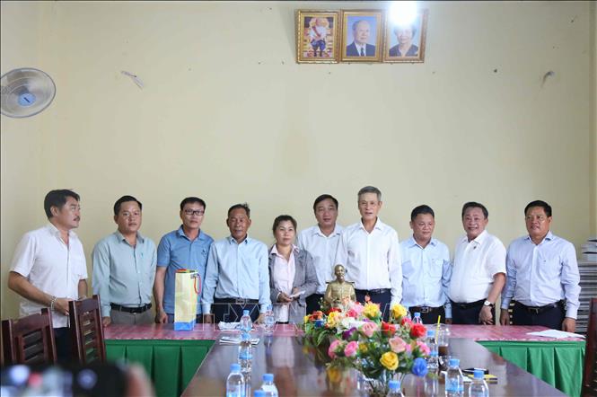 Đại sứ Nguyễn Minh Vũ và các đại biểu tham dự cuộc gặp, làm việc tại trụ sở Hội Khmer - Việt Nam tại Campuchia Chi nhánh tỉnh Ratanakiri. Ảnh: Huỳnh Thảo - PV TTXVN tại Campuchia
