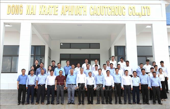 Đại sứ Nguyễn Minh Vũ và các đại biểu tham dự cuộc gặp, làm việc tại Công ty TNHH Phát triển Cao su Đồng Nai - Kratie, trên địa bàn tỉnh Kratie, Campuchia. Ảnh: Huỳnh Thảo - PV TTXVN tại Campuchia