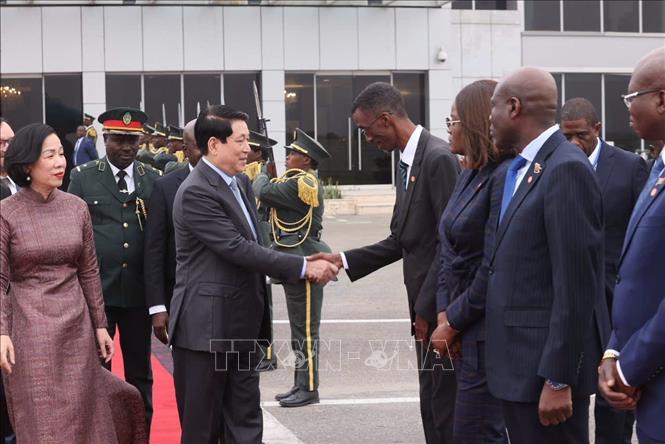Các quan chức Angola tiễn Chủ tịch nước Lương Cường và Phu nhân tại sân bay quốc Quatro de Fevereiro Luanda. Ảnh: Lâm Khánh – TTXVN