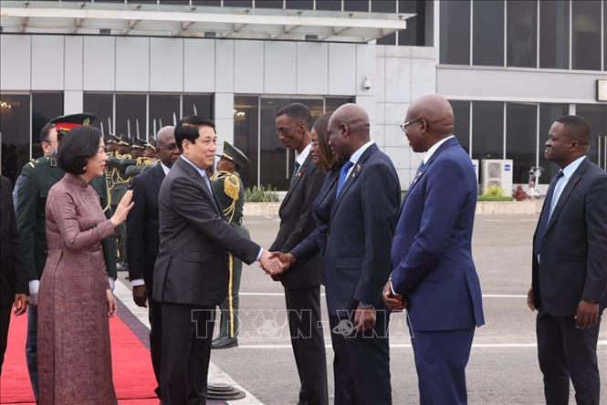 Các quan chức Angola tiễn Chủ tịch nước Lương Cường và Phu nhân tại sân bay quốc Quatro de Fevereiro Luanda. Ảnh: Lâm Khánh – TTXVN