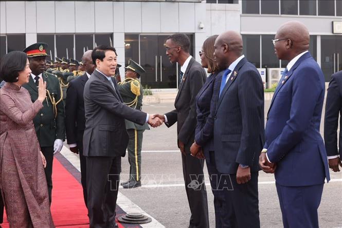Các quan chức Angola tiễn Chủ tịch nước Lương Cường và Phu nhân tại sân bay quốc Quatro de Fevereiro Luanda. Ảnh: Lâm Khánh – TTXVN