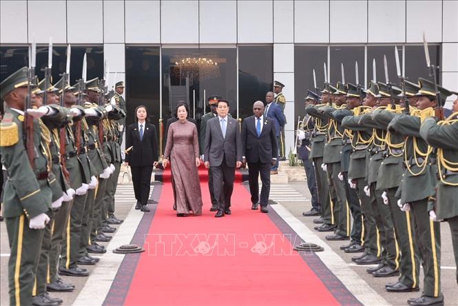 Bộ trưởng Ngoại giao Angola Téte António tiễn Chủ tịch nước Lương Cường và Phu nhân tại sân bay quốc Quatro de Fevereiro Luanda. Ảnh: Lâm Khánh – TTXVN