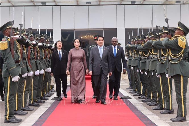 Bộ trưởng Ngoại giao Angola Téte António tiễn Chủ tịch nước Lương Cường và Phu nhân tại sân bay quốc Quatro de Fevereiro Luanda. Ảnh: Lâm Khánh – TTXVN