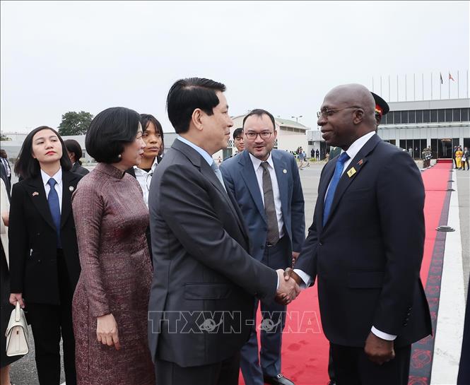 Bộ trưởng Ngoại giao Angola Téte António tiễn Chủ tịch nước Lương Cường và Phu nhân tại sân bay quốc Quatro de Fevereiro Luanda. Ảnh: Lâm Khánh – TTXVN