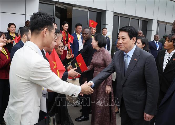 Kiều bào Việt Nam tại Angola tiễn Chủ tịch nước Lương Cường và Phu nhân tại sân bay quốc Quatro de Fevereiro Luanda. Ảnh: Lâm Khánh – TTXVN