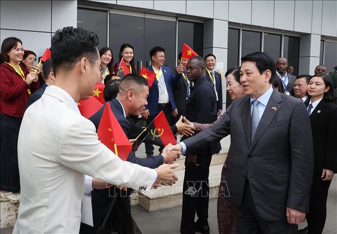 Kiều bào Việt Nam tại Angola tiễn Chủ tịch nước Lương Cường và Phu nhân tại sân bay quốc Quatro de Fevereiro Luanda. Ảnh: Lâm Khánh – TTXVN