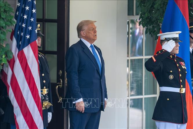 Tổng thống Mỹ Donald Trump (giữa) tại Nhà Trắng ở Washington DC., ngày 8/8/2025. Ảnh: THX/TTXVN