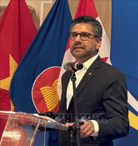 Quốc vụ khanh phụ trách thương mại quốc tế Canada Yasir Naqvi phát biểu tại buổi lễ. Ảnh: Hà Linh - P/v TTXVN tại Cannada
