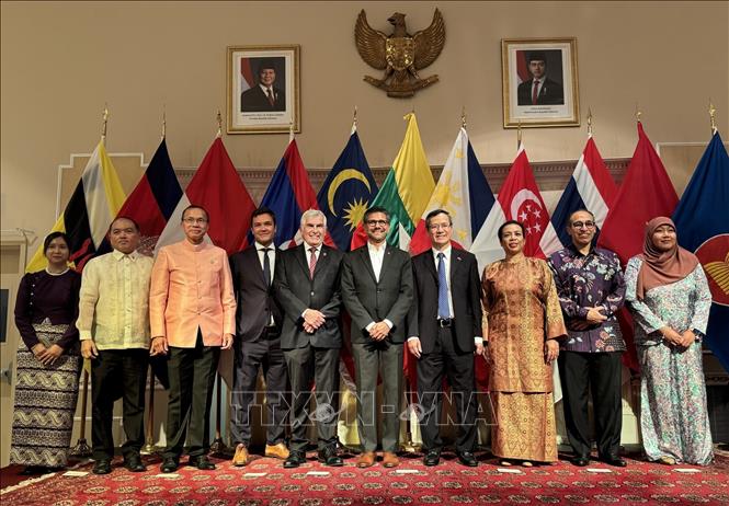 Các đại sứ ASEAN chụp ảnh chung với đại diện của Chính phủ và Nghị viện Canada. Ảnh: Hà Linh - P/v TTXVN tại Cannada
     