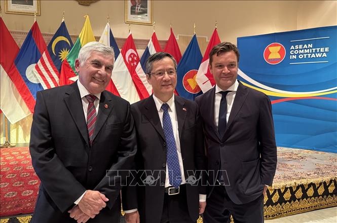 Đại sứ Việt Nam tại Canada Phạm Vinh Quang (giữa) chụp ảnh chung với Thượng nghị sĩ Clement Gignac và Hạ nghị sĩ Matt Jeneroux, đồng Chủ tịch nhóm nghị sĩ hữu nghị Canada - ASEAN. Ảnh: Hà Linh - P/v TTXVN tại Cannada
     