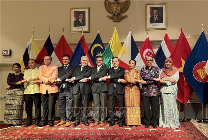 Các đại sứ ASEAN chụp ảnh chung với đại diện của Chính phủ và Nghị viện Canada. Ảnh: Hà Linh - P/v TTXVN tại Cannada
     