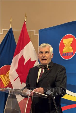 Thượng nghị sĩ Clement Gignac, đồng Chủ tịch nhóm nghị sĩ hữu nghị Canada - ASEAN phát biểu chúc mừng ASEAN và Việt Nam. Ảnh: Hà Linh - P/v TTXVN tại Cannada
     