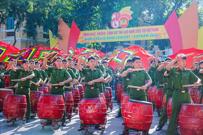 Các học viên Học viện Cảnh sát nhân dân biểu diễn tại lễ khai mạc chương trình. Ảnh: Hoàng Hiếu - TTXVN