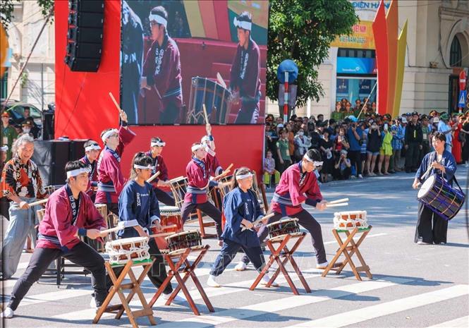 Đoàn trống hội Nhật Bản biểu diễn tại chương trình. Ảnh: Hoàng Hiếu - TTXVN
