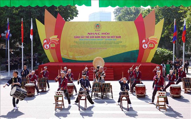 Đoàn trống hội Nhật Bản biểu diễn. Ảnh: Phạm Kiên - TTXVN